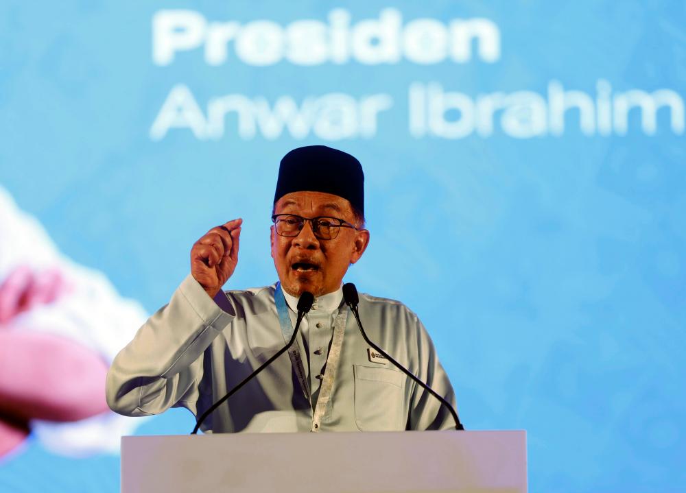 SHAH ALAM, 18 Mac -- Perdana Menteri yang juga Presiden Parti Keadilan Rakyat (PKR) Datuk Seri Anwar Ibrahim menyampaikan ucapan penggulungan dan penangguhan Kongres Nasional Khas 2023 di Stadium Malawati hari ini. fotoBERNAMA