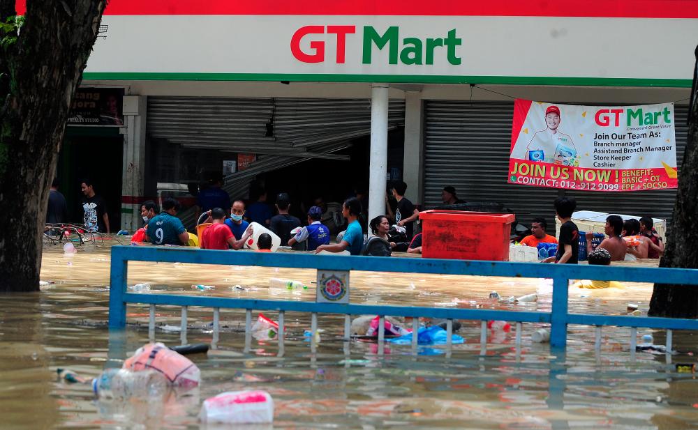 SHAH ALAM, Dec 20 2021 -- The condition of some flood victims who are trying to get a source of food supply in front of a premises during a survey at Taman Seri Muda Seksyen 25. BERNAMAPIX