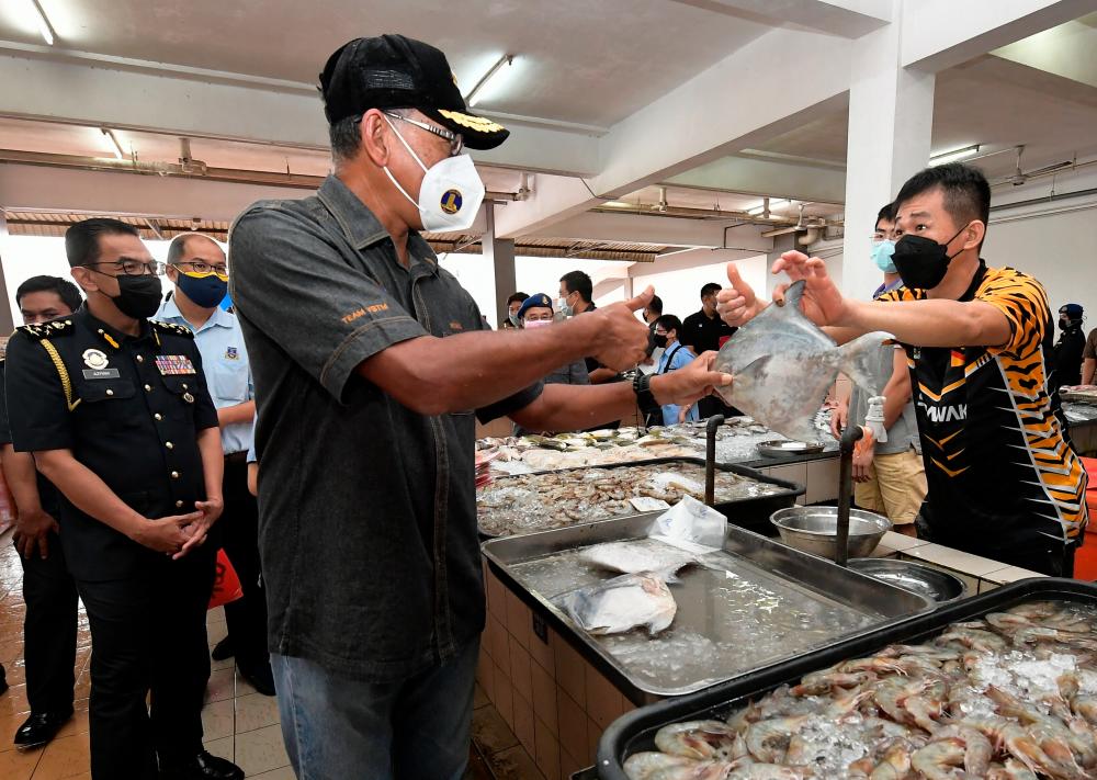 KUCHING, Jan 21 - Deputy Minister of Domestic Trade and Consumer Affairs Datuk Rosol Wahid looked at the quality of pomfret fish sold while reviewing the implementation and compliance of the Malaysian Maximum Family Price Scheme (SHMKM) at the Stutong Community Market which started from Dec 7 until 4 Next Feb. BERNAMApix