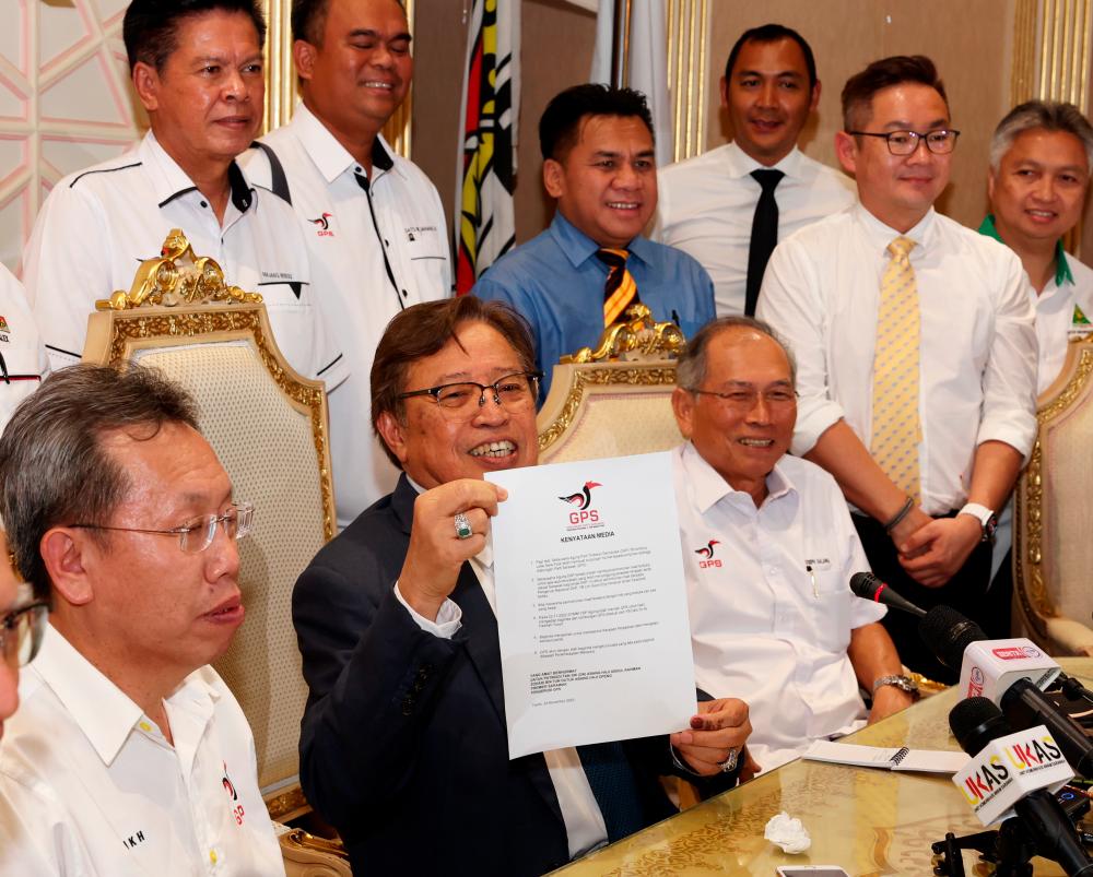 KUCHING, 24 Nov -- Pengerusi Gabungan Parti Sarawak (GPS) Tan Sri Abang Johari Tun Openg menunjukan kenyataan media ketika hadir pada Mesyuarat Majlis Kepimpinan Tertinggi GPS hari ini.-- fotoBERNAMA
