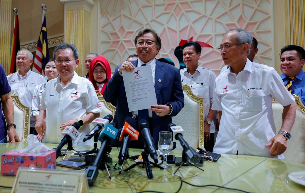 KUCHING, 24 Nov -- Pengerusi Gabungan Parti Sarawak (GPS) Tan Sri Abang Johari Tun Openg (tengah) menunjukkan kenyataan media selepas Mesyuarat Majlis Kepimpinan Tertinggi GPS hari ini.-- fotoBERNAMA