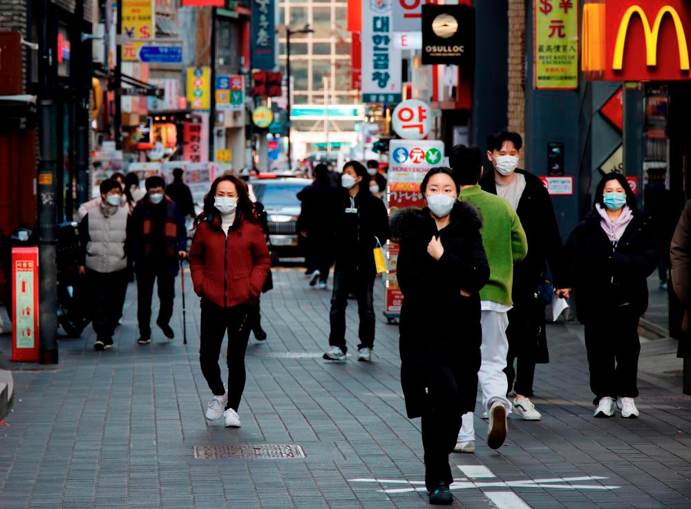 People wearing masks walk in a shopping district amid the coronavirus disease (Covid-19) pandemic in Seoul, South Korea, November 29, 2021. REUTERSpix