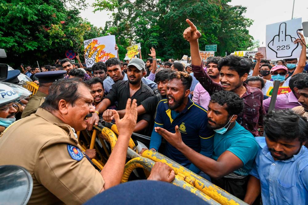 公眾的憤怒引發了持續的抗議活動，要求政府因對經濟危機管理不善而辭職，這是斯里蘭卡自 1948 年獨立以來最嚴重的一次。AFPPIX