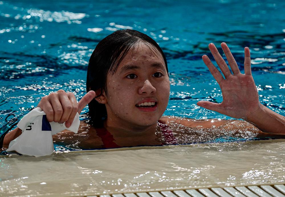 KUALA LUMPUR, 23 Sept - Johor’s swimmer Rouxin Tan succeeds in achieving the gold medal in the female category of the 100 meter back stroke final competition at the 20th Malaysia Games (Sukma) 2022 at Bukit Jalil National Aquatic Centre - BERNAMAPIX