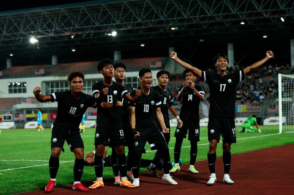 KUALA LUMPUR, 23 Sept - The Terengganu squad celebrating their triumphant match after scoring a goal against the Pulau Pinang squad at the final round of the football competition at the 20th Malaysia Games (Sukma) held at Kuala Lumpur Stadium - BERNAMAPIX