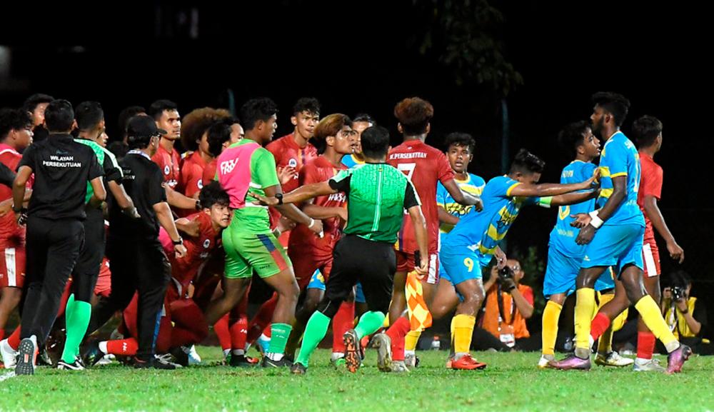 SHAH ALAM, Sept 21 -- A slightly tense situation occurred after the referee waved a red card at a Federal Territories player against the Penang team in the semi-finals of the Malaysia Games (SUKMA) 2022 which took place at the Shah Alam Stadium last night. BERNAMAPIX