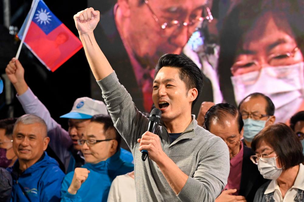 Taiwan’s main opposition Kuomintang (KMT) candidate Chiang Wan-an waves after winning the Taipei mayoral election during a rally in Taipei on November 26, 2022. AFPPIX