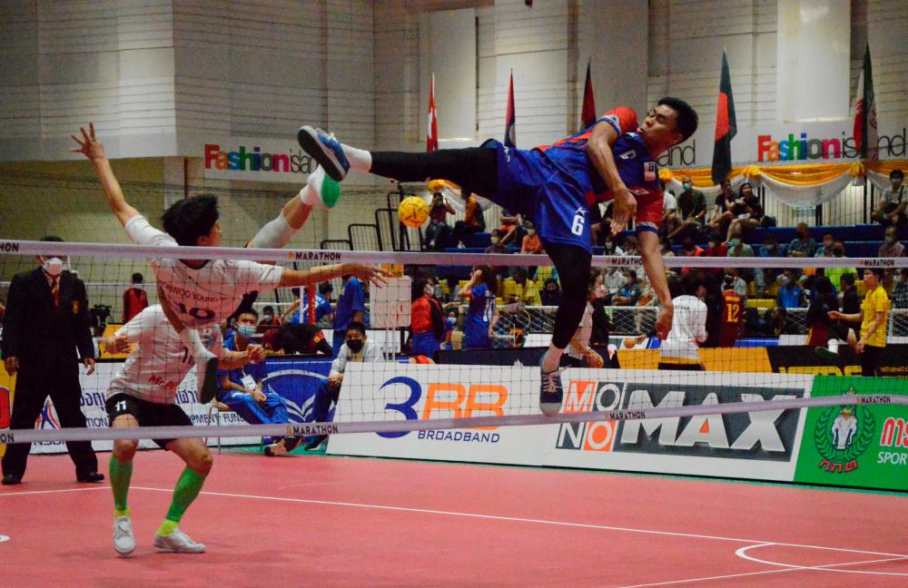 BANGKOK, July 30 — The national soccer takraw player, Muhammad Afifuddin Mohd Razali, competes against the South Korean team in the Premier Division Group B match of the men’s team doubles event at the 35th King of Thailand Cup World Takraw Championship here on Saturday. BERNAMAPIX