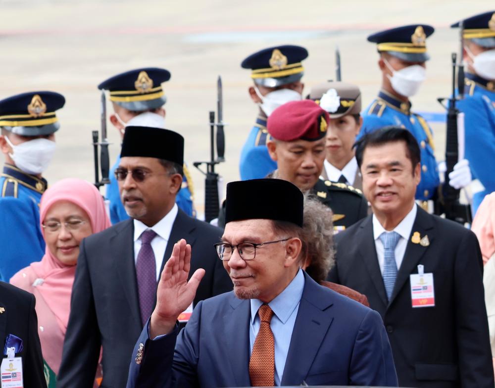 BANGKOK, Feb 9 — Prime Minister Datuk Seri Anwar Ibrahim when he arrived at Military Air Terminal 2 on a two-day official visit to Thailand starting today. BERNAMAPIX