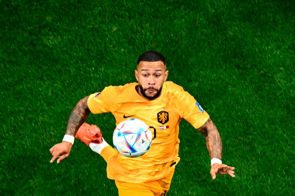 Netherlands’ forward #10 Memphis Depay eyes the ball during the Qatar 2022 World Cup Group A football match between the Netherlands and Qatar at the Al-Bayt Stadium in Al Khor, north of Doha on November 29, 2022. AFPPIX