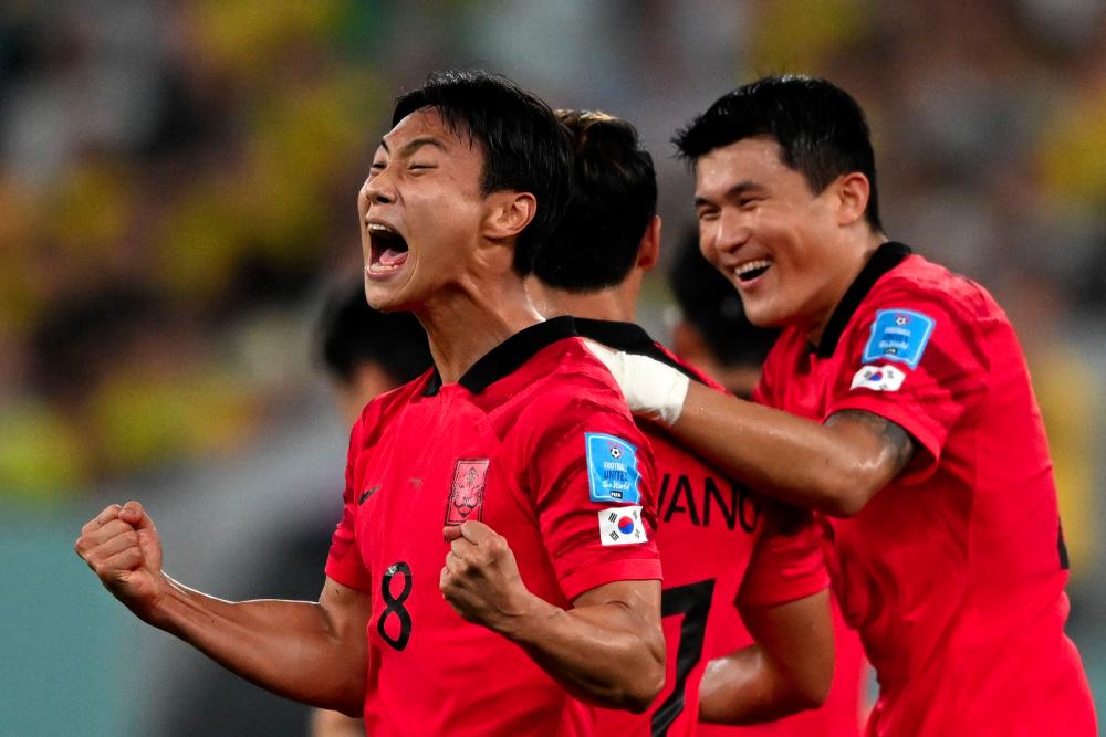 TOPSHOT - South Korea's midfielder #08 Paik Seung-ho celebrates scoring his team's first goal during the Qatar 2022 World Cup round of 16 football match between Brazil and South Korea at Stadium 974 in Doha on December 5, 2022. - AFPPIX