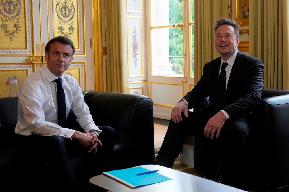 SpaceX, Twitter and electric car maker Tesla CEO Elon Musk meets with France’s President Emmanuel Macron (L) at the Elysee presidential palace in Paris on May 15, 2023. AFPPIX