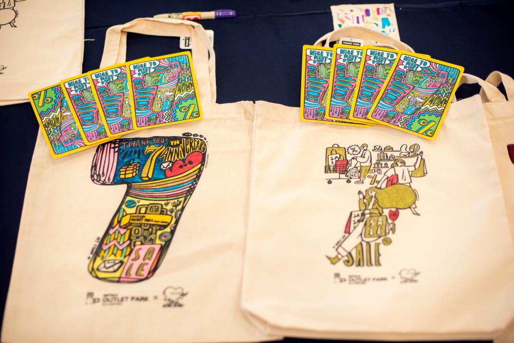$!Customers can create and customise a unique 7th Anniversary tote bag for themselves.