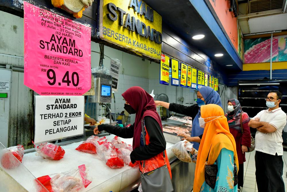 KUALA TERENGGANU, July 1 - The new ceiling price for standard chicken will be sold at RM9.40 per kilogram starting today during the Phase II Inspection of Ops ATM (Chicken, Eggs and Cooking Oil) by the Terengganu Ministry of Domestic Trade and Consumer Affairs (KPDNHEP) in a supermarket today. BERNAMAPIX