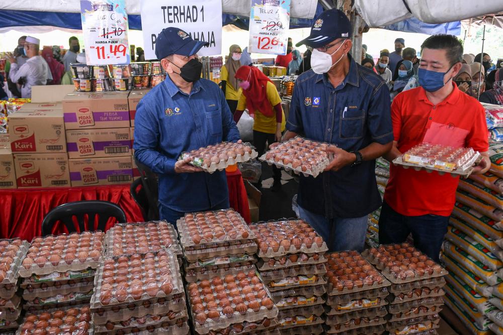 Timbalan Menteri Perdagangan Dalam Negeri dan Hal Ehwal Pengguna Datuk Rosol Wahid berkata ini kerana pihaknya menjangka pada waktu berkenaan permintaan terhadap telur ayam akan menjadi lebih tinggi berbanding hari biasa. fotoBERNAMA
