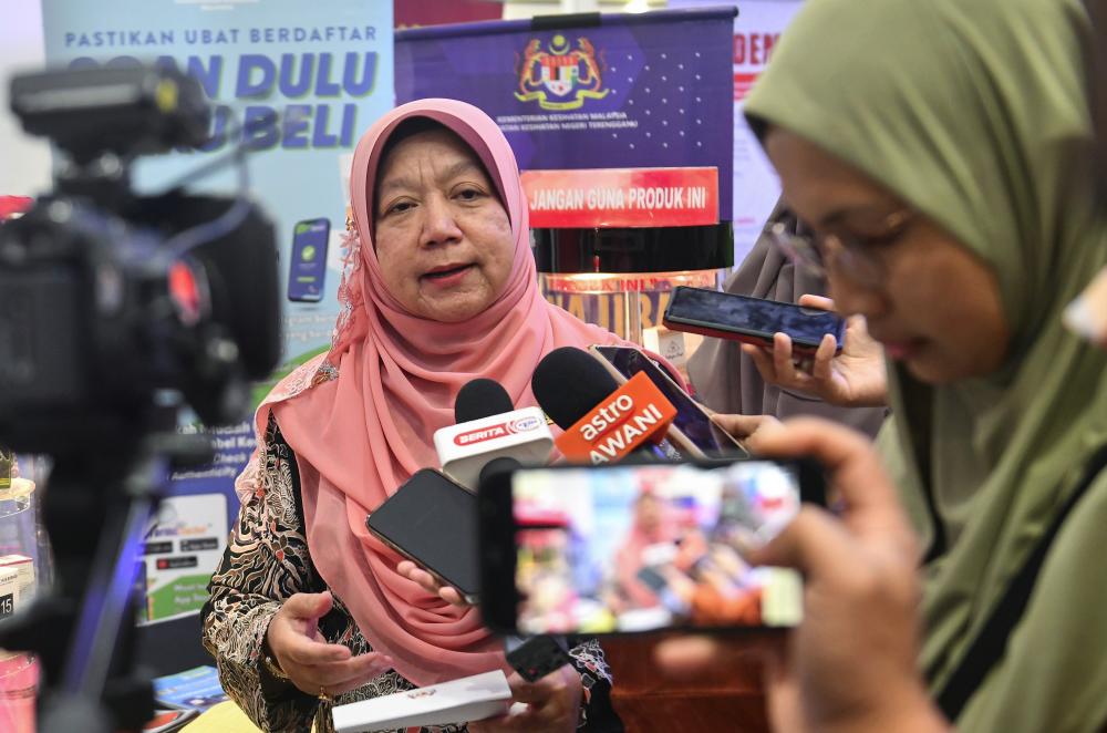 Pengarah Kesihatan Negeri, Datuk Dr Kasemani Embong bercakap kepada media pada Program Gerak Gempur Cakna Tahun 2023 di sebuah pusat pasaraya Kuala Terengganu pada Feb 5 2023. - fotoBERNAMA