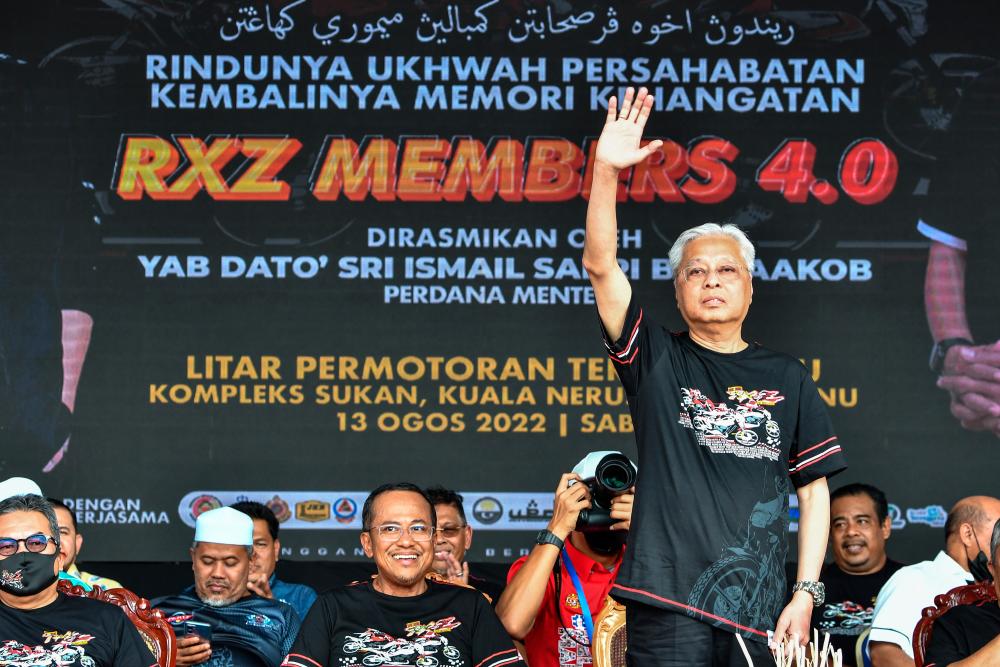 KUALA NERUS, 13 Ogos -- Perdana Menteri Datuk Seri Ismail Sabri Yaakob (kanan) melambaikan tangan kepada orang ramai pada Perasmian Program RXZ ‘Members’ 4.0 2022 di Litar Permotoran Terengganu, Kompleks Sukan Negeri Gong Badak hari ini. fotoBERNAMA