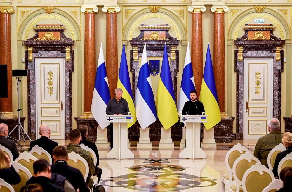 Finnish President Sauli Niinisto (L) and Ukrainian President Volodymyr Zelensky address a joint press conference in Kyiv, Ukraine, on January 24, 2023/AFPPIX