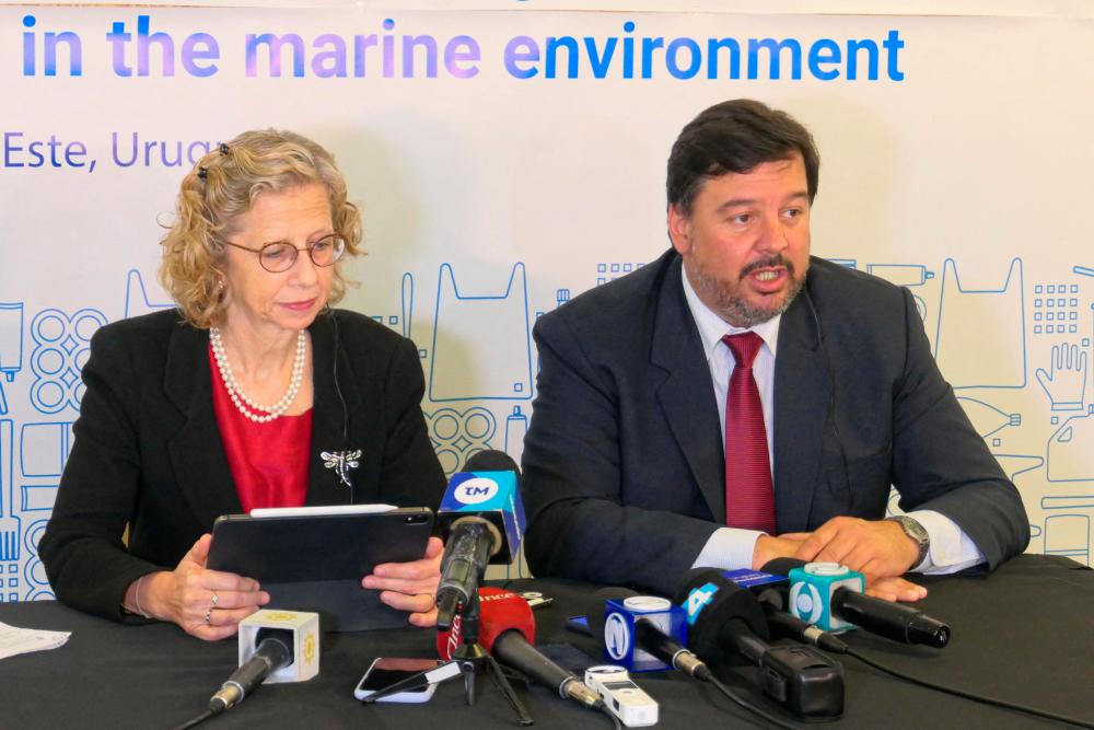 Andersen (left) and Uruguay’s Minister of Environment Adrian Peña during a press conference in Punta del Este on Monday. – AFP[ic