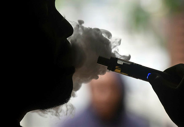 Tobacco product firms call for regulations on smoking alternative devices