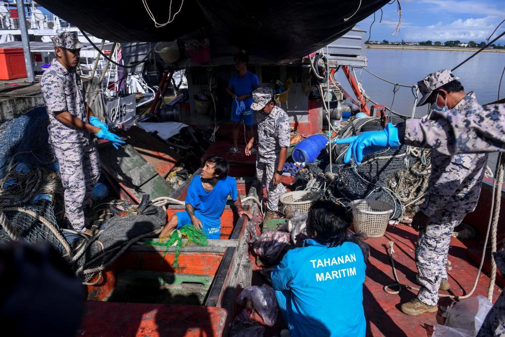 Adnan said the effects of illegal fishing would lead to a decline in catch rates, which ultimately leads to reduced income for local fishermen (unrelated filepic). – BERNAMAPIC