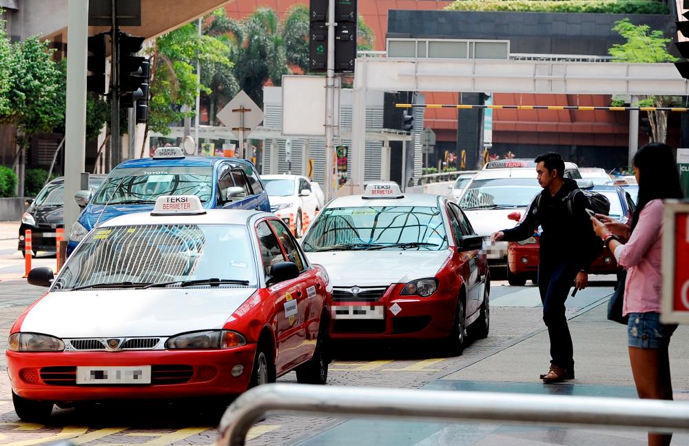 Taxis are picking up more passengers during rush hours following a steep hike in e-hailing fares for peak period. – Bernamapix