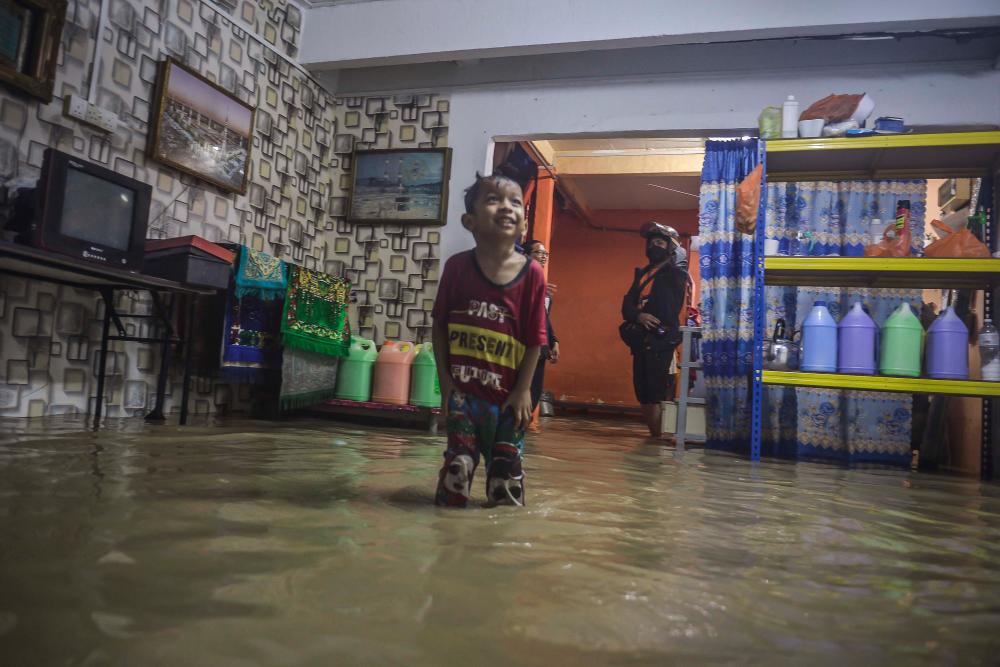 Malaysians can expect more frequent intense storms, larger floods as well as drier and longer droughts. – adib rawi yahya/theSun