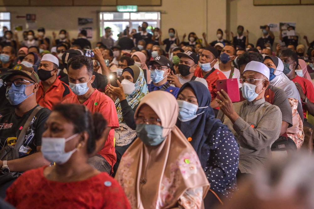 $!Part of the crowd comprising cash aid recipients and Siti Nurhaliza fans. – Adib Rawi Yahya/theSun