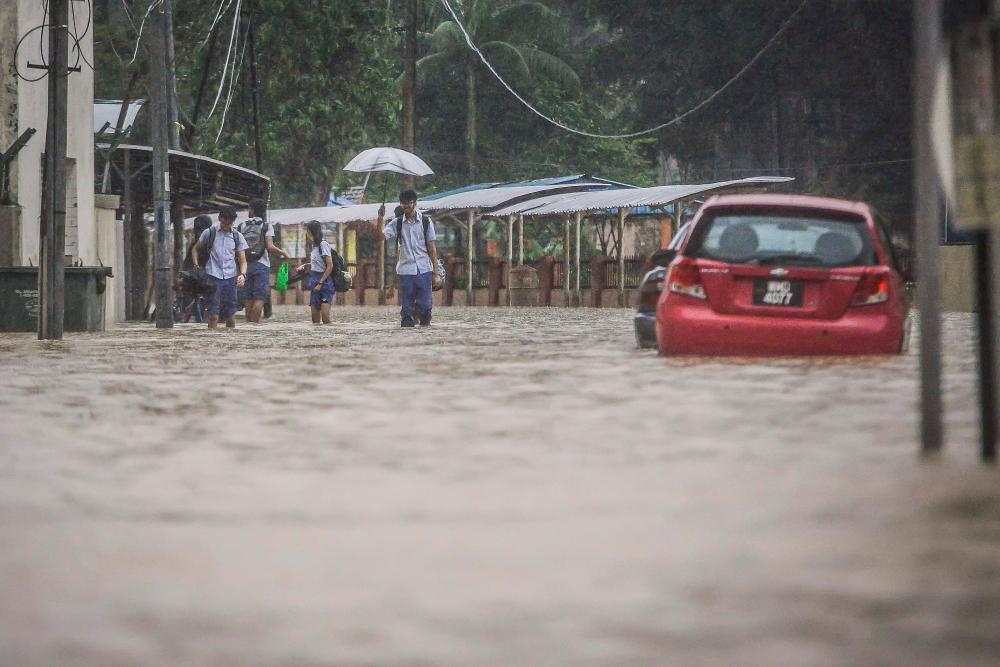 A car stranded in front of SJK (C) St Teresa in Brickfields, Kuala Lumpur after heavy rain. – ADIB RAWI YAHYA/THESUN