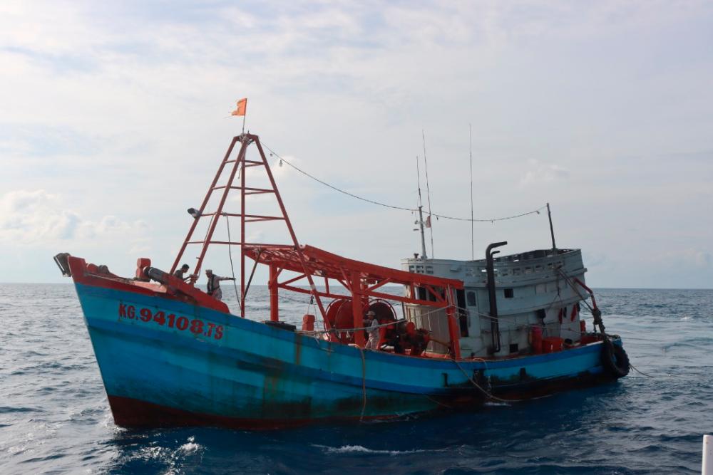 Agensi Penguatkuasaan Maritim Malaysia Kelantan menahan sebuah bot nelayan bersama lima kru termasuk tekong warga Vietnam berusia lingkungan 34 hingga 41 tahun kelmarin. FOTO/IHSAN APMM
