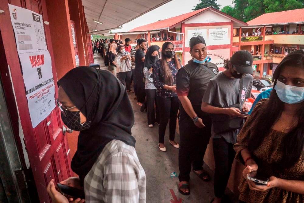 Teenagers under 20 years old are also present to fulfill their responsibilities to vote in the 15th General Election (GE15) during polling at the SK Kota Damansara Voting Center for Parliament P107 Sungai Buloh. ADIB RAWI YAHYA/theSun