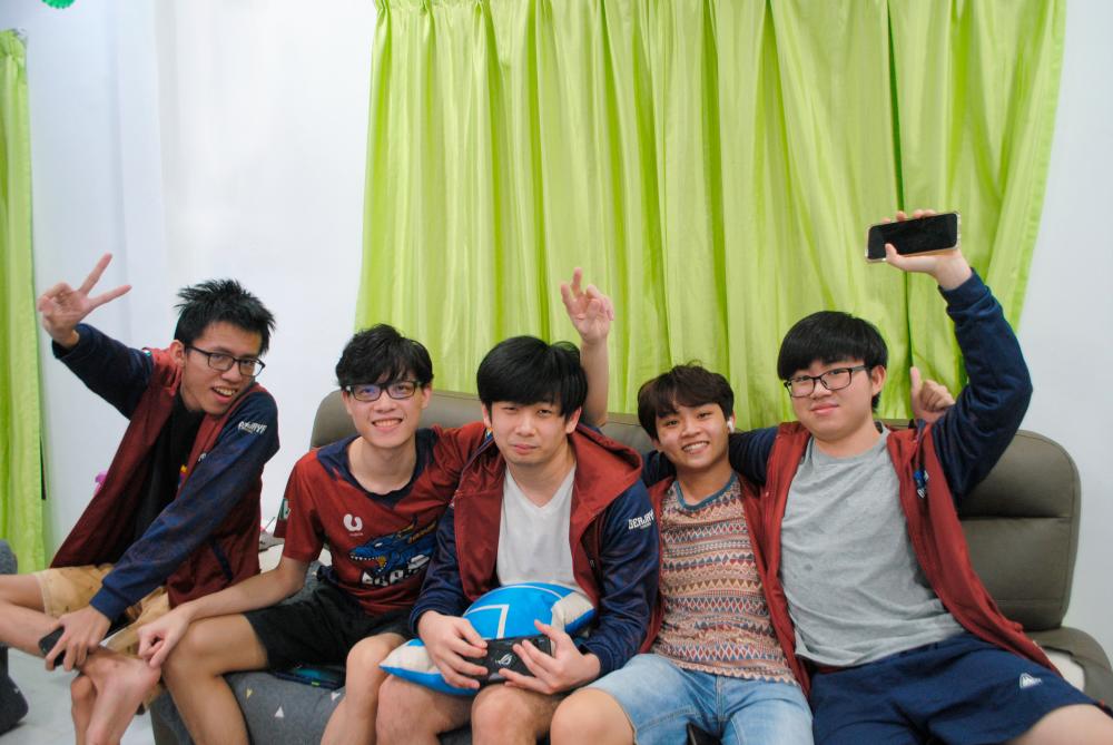 $!The winning team that cemented Berjaya Dragons as the best Wild Rift team in Malaysia ... (from left) Karuto, Chilly, Winter, Sagi and zSune. – Courtesy of Berjaya Dragons