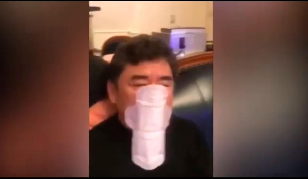 (Video) Wuhan man wears a sanitary pad as a facemask